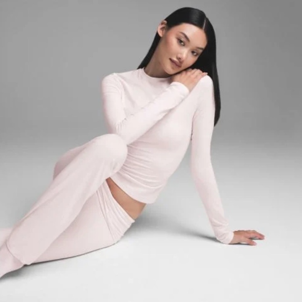 SKIMS Long Sleeve Tee in Light Pink